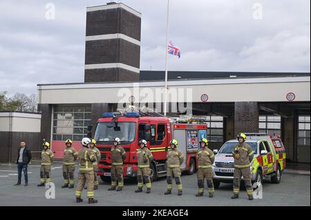 Icknield Port Road, Birmingham, 11 novembre 2022. - I vigili del fuoco delle West Midlands alla stazione dei vigili del fuoco di Ladywood a Birmingham stanno in fila e osservano i 2 minuti di silenzio alle 11:00, ricordando i caduti dell'11 novembre, giorno dell'armistizio. Fig. By: Stop Press Media / Alamy Live News Foto Stock