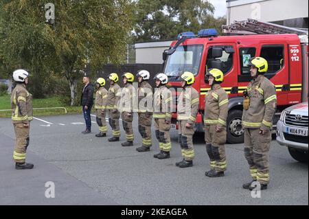 Icknield Port Road, Birmingham, 11 novembre 2022. - I vigili del fuoco delle West Midlands alla stazione dei vigili del fuoco di Ladywood a Birmingham stanno in fila e osservano i 2 minuti di silenzio alle 11:00, ricordando i caduti dell'11 novembre, giorno dell'armistizio. Fig. By: Stop Press Media / Alamy Live News Foto Stock