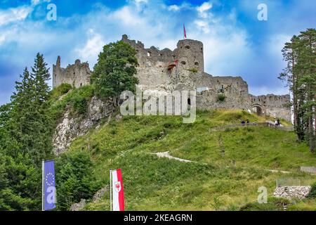 Le rovine del castello di Ehrenberg sono il fulcro di uno dei più importanti complessi fortilizi dell'Europa centrale. Foto Stock