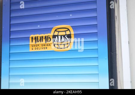 11th novembre 2022, Mumbles, Swansea, Galles, Regno Unito. Mumbales Shutter Signage. Foto Stock