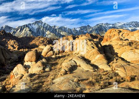 Massi di granito con la catena montuosa della Sierra Nevada sullo sfondo, Lone Pine Peak, 12994 metri, Mt. Whitney, 14497 metri, più alto Foto Stock