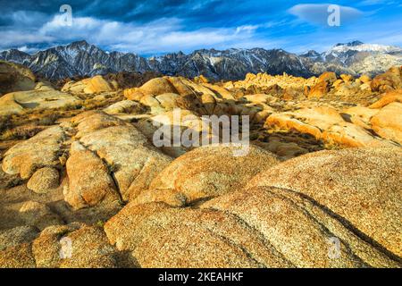 Massi di granito con la catena montuosa della Sierra Nevada sullo sfondo, Lone Pine Peak, 12994 metri, Mt. Whitney, 14497 metri, più alto Foto Stock