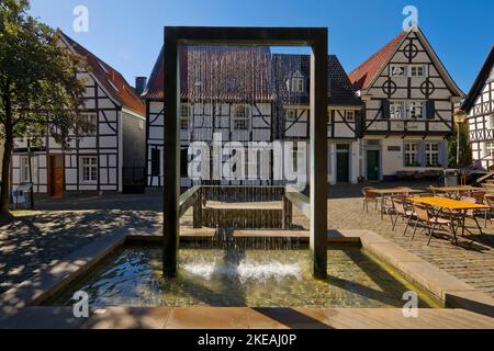 La fontana di Weberbrunnen sulla Tuchmacherplatz, nel centro storico di Kettwig, Germania, Renania settentrionale-Vestfalia, zona della Ruhr, Essen Foto Stock