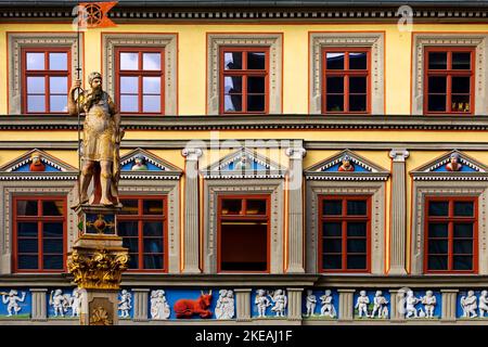 Statua romana di fronte alla Haus zum Roten Ochsen, un bellissimo edificio rinascimentale, Fischmarkt, Germania, Thueringen, Erfurt Foto Stock