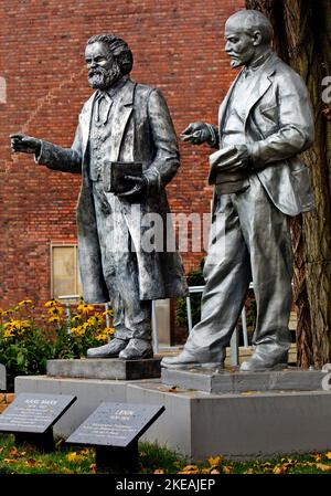 Statue di Karl Marx e Vladimir Ilyich Lenin davanti al Comitato centrale della Repubblica federale di Germania, Renania settentrionale-Vestfalia, Ruhr, Foto Stock