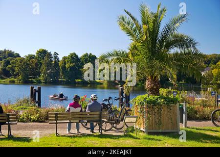 I ciclisti sulla pista ciclabile della valle della Ruhr si fermeranno al bacino idrico, Kettwig, Germania, Renania settentrionale-Vestfalia, zona della Ruhr, Essen Foto Stock