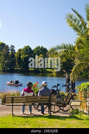 I ciclisti sulla pista ciclabile della valle della Ruhr si fermeranno al bacino idrico, Kettwig, Germania, Renania settentrionale-Vestfalia, zona della Ruhr, Essen Foto Stock