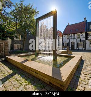 La fontana di Weberbrunnen sulla Tuchmacherplatz, nel centro storico di Kettwig, Germania, Renania settentrionale-Vestfalia, zona della Ruhr, Essen Foto Stock