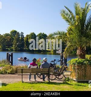 I ciclisti sulla pista ciclabile della valle della Ruhr si fermeranno al bacino idrico, Kettwig, Germania, Renania settentrionale-Vestfalia, zona della Ruhr, Essen Foto Stock