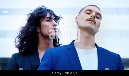 Ritratto, moda e città con amici modello uomo che si propongono di promuovere insieme stile trendy, edgy o moderno. Viso, hipster e alla moda con un maschio Foto Stock