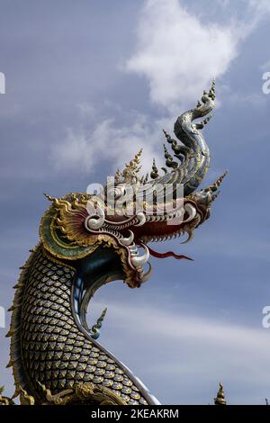 Wat Rong Suea Ten, meglio conosciuto come il Tempio Blu, si trova a Chiang Rai, a quattro ore di guida a nord di Chiang mai. Le statue e le pareti del tempio sono decorate in una brillante tonalità blu di zaffiro. Foto Stock