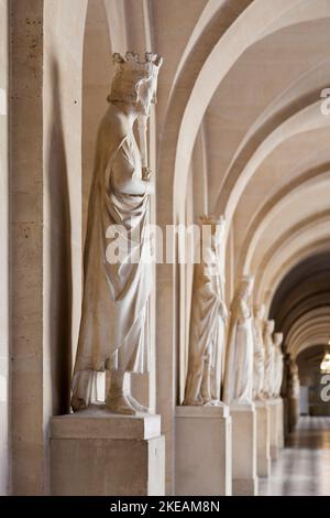 Versailles, Francia - 20 2017 agosto: Statua di Pepe il corto accanto ad altri monarchi francesi nella galleria di pietra a sud del Palazzo di Versa Foto Stock