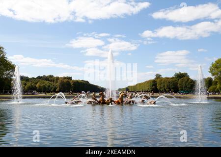 Versailles, Francia - 20 2017 agosto: La Fontana Apollo è una scultura dorata raffigurante il dio greco che sorge dall'acqua in un carro, completato i Foto Stock