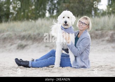 Donna e Labradoodle Foto Stock