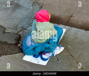 beggar sul marciapiede dall'alto Foto Stock