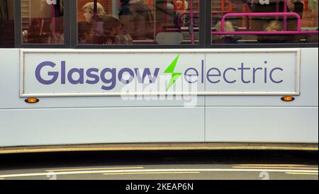 Primo bus pannello elettrico Glasgow sul lato del veicolo Foto Stock