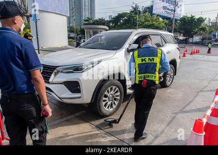 Bangkok, Thailandia. 11th Nov 2022. Le guardie di sicurezza ispezionano un veicolo di fronte al Queen Sirikit National Convention Center di Bangkok. La Thailandia ha aumentato la sicurezza in preparazione del prossimo vertice APEC 2022, che si terrà presso il Centro Nazionale Congressi Queen Sirikit di Bangkok dal 18 al 19 novembre 2022. Credit: SOPA Images Limited/Alamy Live News Foto Stock