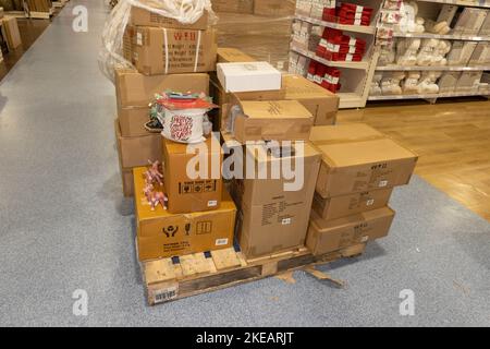 Acquista il magazzino in scatole su un pallet in un grande negozio di articoli per la casa Foto Stock