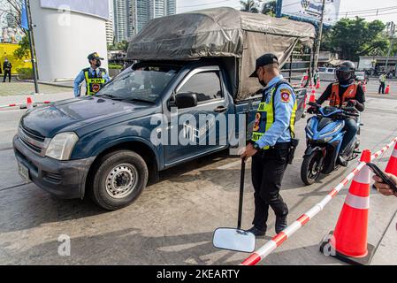 Bangkok, Thailandia. 11th Nov 2022. Le guardie di sicurezza ispezionano un veicolo di fronte al Queen Sirikit National Convention Center di Bangkok. La Thailandia ha aumentato la sicurezza in preparazione del prossimo vertice APEC 2022, che si terrà presso il Centro Nazionale Congressi Queen Sirikit di Bangkok dal 18 al 19 novembre 2022. (Foto di Peerapon Boonyakiat/SOPA Images/Sipa USA) Credit: Sipa USA/Alamy Live News Foto Stock