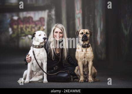 Donna con Cano-corso-Mongrel Foto Stock