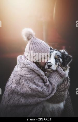 Ragazza con pastore australiano Foto Stock