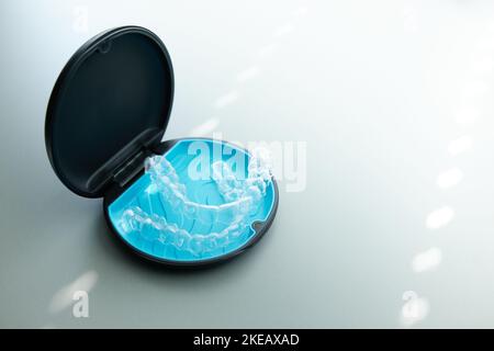 Due allineatori dentali invisibili nella scatola personale. Bretelle trasparenti in plastica ortodontica per la raddrizzatura dei denti Foto Stock