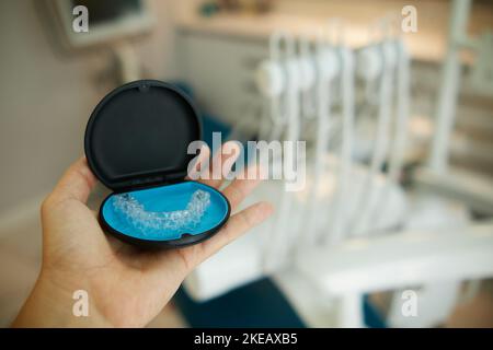Due allineatori dentali invisibili nella scatola personale. Bretelle trasparenti in plastica ortodontica per la raddrizzatura dei denti Foto Stock