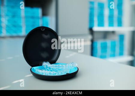 Due allineatori dentali invisibili nella scatola personale. Bretelle trasparenti in plastica ortodontica per la raddrizzatura dei denti Foto Stock