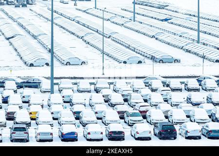 Volkswagen, Russia, Kaluga - 11 NOVEMBRE 2022: Nuove auto coperte di neve e parcheggiate in un centro di distribuzione, una fabbrica di automobili. Parcheggio all'aperto a Foto Stock