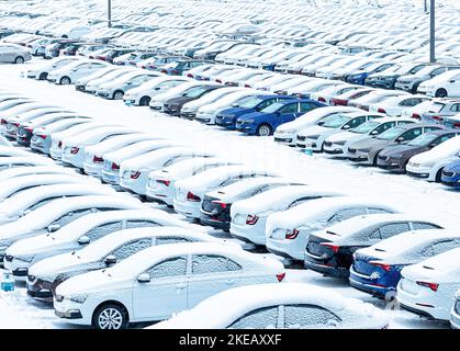 Volkswagen, Russia, Kaluga - 11 NOVEMBRE 2022: Nuove auto coperte di neve e parcheggiate in un centro di distribuzione, una fabbrica di automobili. Parcheggio all'aperto a Foto Stock