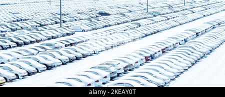 Volkswagen, Russia, Kaluga - 11 NOVEMBRE 2022: Nuove auto coperte di neve e parcheggiate in un centro di distribuzione, una fabbrica di automobili. Parcheggio all'aperto a Foto Stock