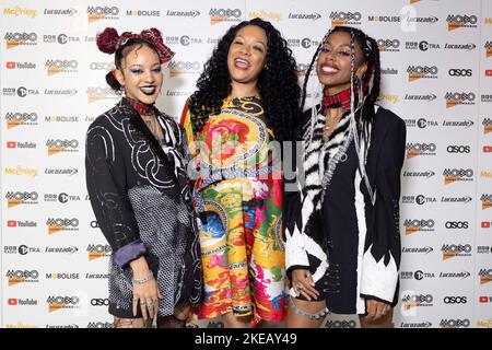 Il fondatore di Mobo Kanya King (centro) con Nova Twins partecipa ai Mobo Awards 2022 nomination al Cafe KOKO, nel nord-ovest di Londra. L'evento annuale, che celebra la musica di origine nera, segnerà il suo 25th° anniversario più tardi nel mese di novembre con una cerimonia speciale all'OVO Arena Wembley. Data immagine: Venerdì 11 novembre 2022. Foto Stock
