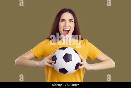 Donna emozionale con la squadra di calcio di sostegno della palla Foto Stock