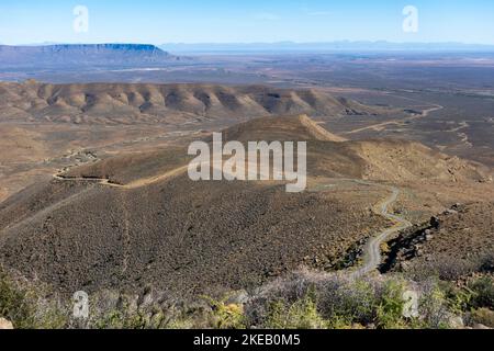 Vista del Passo di Ouberg lungo la scarpata di Roggeveld guardando nel bacino di Tankwa con le montagne di Cederberg in lontananza. Vicino a Sutherland. Nord Foto Stock