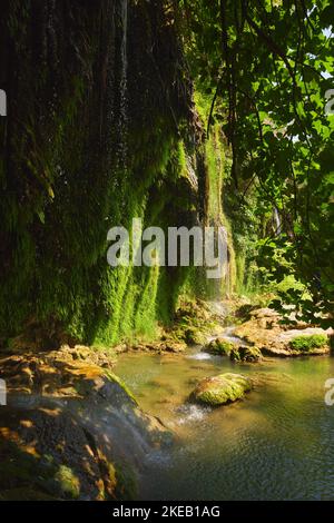Cascata Kursunlu in Turchia, Antalya. La cascata della foresta pluviale è cresciuta di muschio Foto Stock