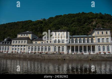 Bad EMS, Germania 24 luglio 2022, la vista della casa termale a Bad EMS con il Lahn Foto Stock