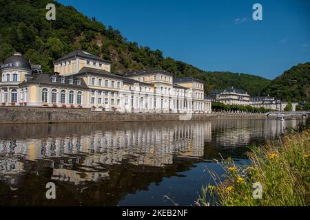 Bad EMS, Germania 24 luglio 2022, la vista della casa termale a Bad EMS con il Lahn Foto Stock