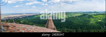 Vista molto ampia di Bologna con la sua bella chiesa e le Torri Foto Stock