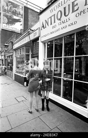 Londra negli anni '1960s. Birgitta Bjerke e Ulla Larsson al 251 di Kings Road di fronte alle bancarelle del mercato dell'antiquariato. Indossano la tipica moda 1960s del proprio design. Foto scattata durante l'era degli anni sessanta, una rivolta culturale guidata dai giovani nel Regno Unito dalla metà alla fine degli anni '1960s. Si noti il tipico abbigliamento a mano modellato. Londra Inghilterra Ottobre 1967. Foto Stock