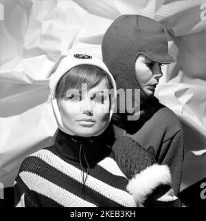 Negli anni '1960s. Modelli di moda, in tipico abbigliamento invernale 1960s in studio. Indossano calotte calde e coprenti. Svezia 1966 Foto Stock