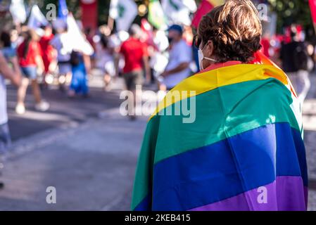 Salvador, Bahia, Brasile - 09 aprile 2022: I brasiliani protestano contro il candidato presidenziale di estrema destra Jair Bolsonaro. Utilizzano flag di movimento lgbt. Foto Stock