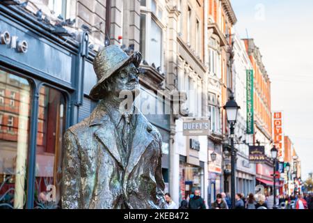 Statua in bronzo del romanziere e poeta irlandese James Joyce su North Earl Street. Dublino, Irlanda Foto Stock