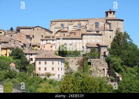 Perugia è la capitale dell'Umbria ed è costruita sulle colline. È ricca di monumenti, mura e opere d'arte di origine medievale. Foto Stock