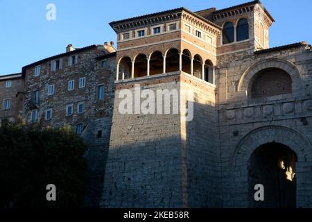 L'Arco Etrusco o Augusto è una delle sette porte delle mura etrusche di Perugia. E 'stato costruito nella seconda metà del 3rd ° secolo AC. Foto Stock