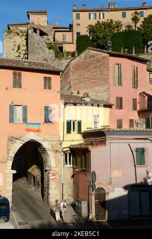 L'acquedotto medievale della Fontana maggiore è un acquedotto medievale situato nella città di Perugia. Oggi è diventato un luogo residenziale molto bello Foto Stock