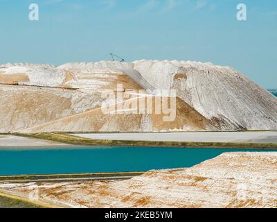 Decantatore di salamoia che scorre da mucchi di sale di potassio e discariche Foto Stock