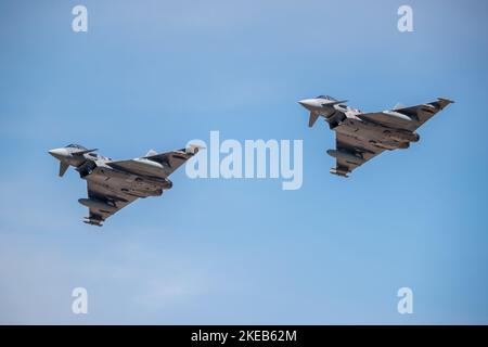 Gli Austrian Air Force Eurofighter hanno eseguito la loro dimostrazione di ruolo Quick Reaction Alert (QRA) al Royal International Air Tattoo 2022 Foto Stock