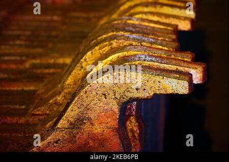 Struttura dei lingotti anodici di rame nella vecchia officina di fusione del metallo Foto Stock