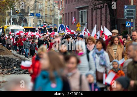 Wroclaw, Wroclaw, Polonia. 11th Nov 2022. Il 11 novembre la Polonia festeggia la Giornata Nazionale dell'Indipendenza. Molti polacchi andarono in marcia per celebrare la loro indipendenza. (Credit Image: © Krzysztof Zatycki/ZUMA Press Wire) Foto Stock