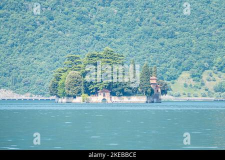 Monte Isola, Italia - 05-06-2022: La bellissima isola di San Paolo sul Lago d'Iseo Foto Stock